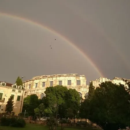 Arena 아파트 풀라